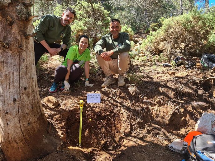 Equipo de investigadores de la Universidad de Granada que han trabajado en Sierra Bermeja