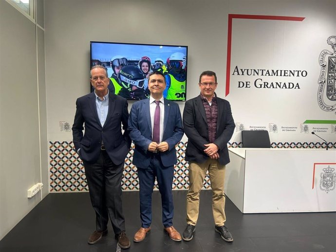 El edil de Deportes de Granada, Jorge Iglesias, en el centro en la imagen