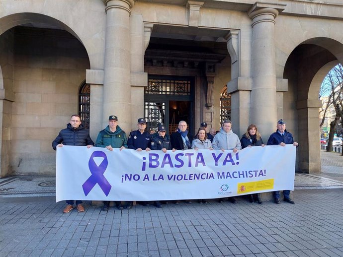 Concentración contra la violencia de género ante la Delegación del Gobierno en Navarra.