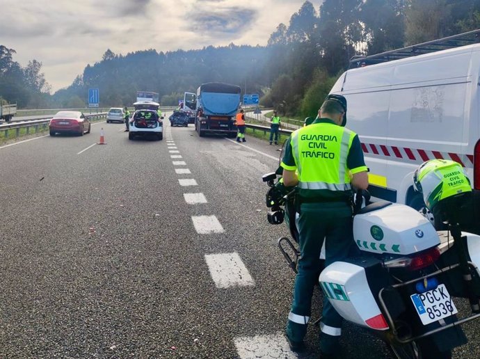 Colisión entre un camión y un turismo estacionado en el arcén en la AS-II.