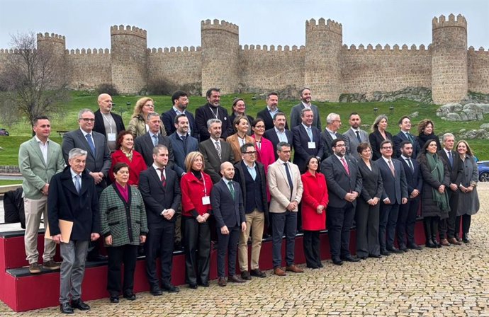 Foto de familia antes de iniciar la I Jornada de la Asociación de Ciudades Españolas del Sector de la Automoción y Componentes.