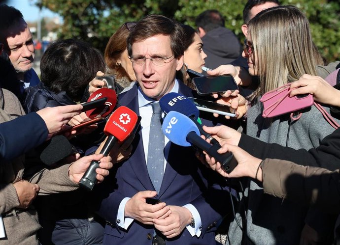 El alcalde de Madrid, José Luis Martínez-Almeida, preside el acto institucional organizado por el Ayuntamiento de Madrid con motivo del Día de la Constitución frente al Palacio Real