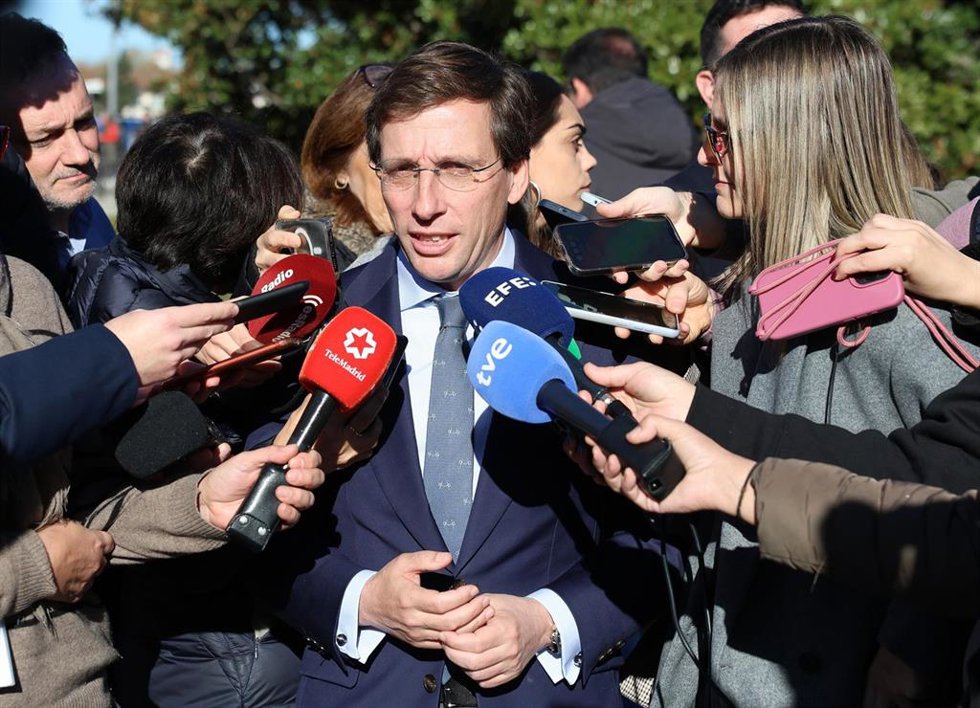 El alcalde de Madrid, José Luis Martínez-Almeida, preside el acto institucional organizado por el Ayuntamiento de Madrid con motivo del Día de la Constitución frente al Palacio Real