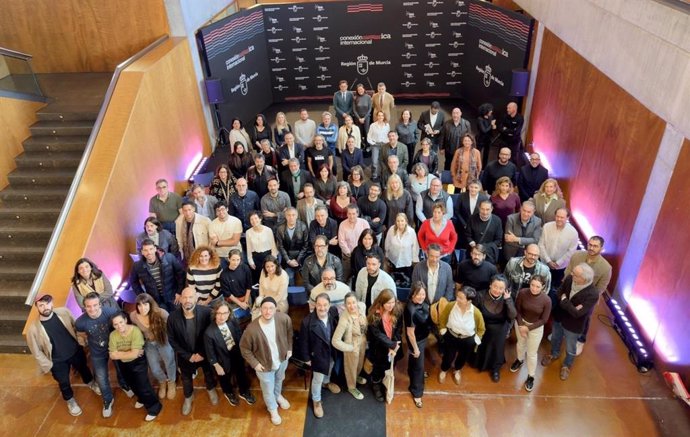 Fotografía de familia de la consejera de Turismo, Cultura, Juventud y Deportes, Carmen Conesa, con representantes de la industrias culturales y creativas en la presentación de Conexión Internacional ICA