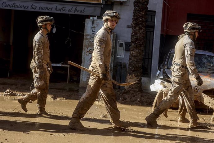 Archivo - Imagen de archivo de varios militares, a 2 de noviembre de 2024, en Masanasa, Valencia