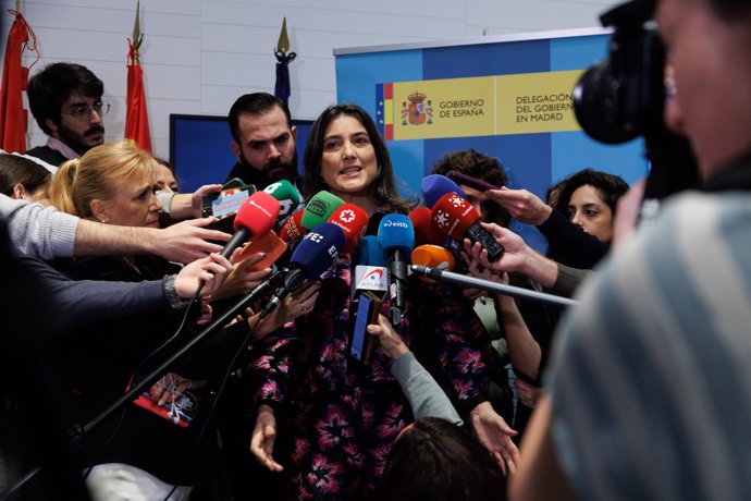 La portavoz de Más Madrid en la Asamblea, Manuela Bergerot, atiende a los medios de comunicaicón durante el acto de conmemoración del 46º aniversario de la Constitución Española organizado por la Delegación del Gobierno en Madrid, en la Galería de las 