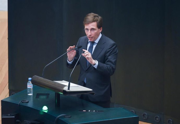 El alcalde de Madrid, José Luis Martínez-Almeida, interviene durante un pleno del Ayuntamiento de Madrid, en el Palacio de Cibeles, a 26 de noviembre de 2024, en Madrid (España).
