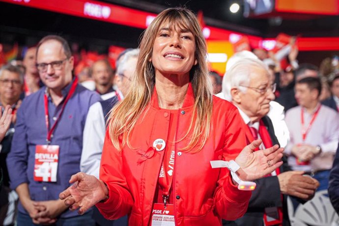 La esposa del presidente del gobierno Begoña Gómez durante la clausura del 41º Congreso Federal del PSOE en el Palacio de Congresos y Exposiciones. A 1 de diciembre de 2024, en Sevilla, Andalucía (España). 