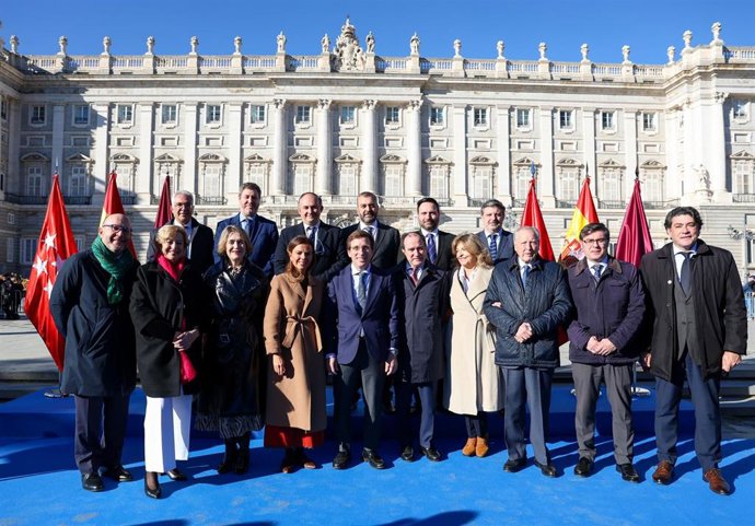 El alcalde de Madrid, José Luis Martínez-Almeida, durante el acto institucional organizado por el Ayuntamiento de Madrid con motivo del Día de la Constitución frente al Palacio Real