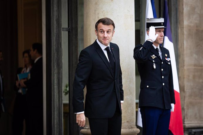 11 November 2024, France, Paris: French President Emmanuel Macron (R) waits to receive UK Prime Minister Sir Keir Starmer ahead of their meeting at the Elysee Palace. Photo: Telmo Pinto/SOPA Images via ZUMA Press Wire/dpa