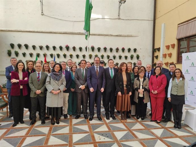 Molina (centro), entre Nieto y Gómez Villamandos, junto al resto de autoridades asistentes al acto institucional del Día de la Bandera Andaluza celebrado en Córdoba.