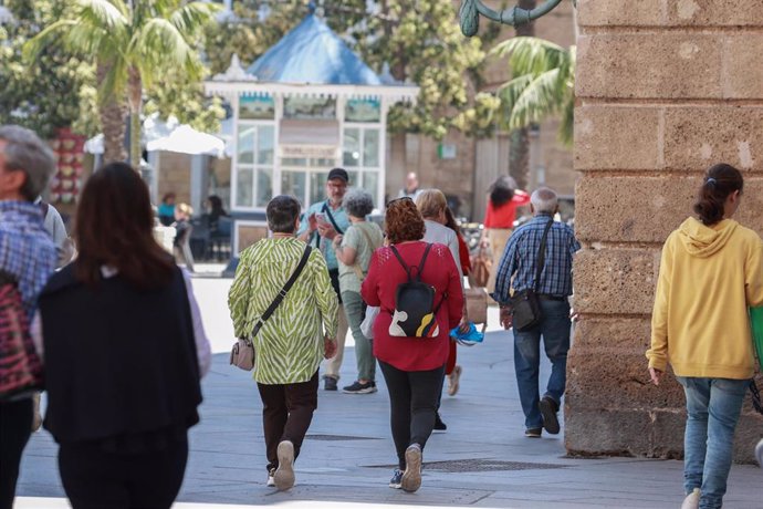 Archivo - Personas caminando por una calle de Cádiz.