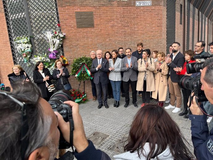 El alcalde de Málaga, Francisco de la Torre, junto a otros ediles de la Corporación municipal, asiste al acto de homenaje municipal en memoria de Manuel José García Caparros.