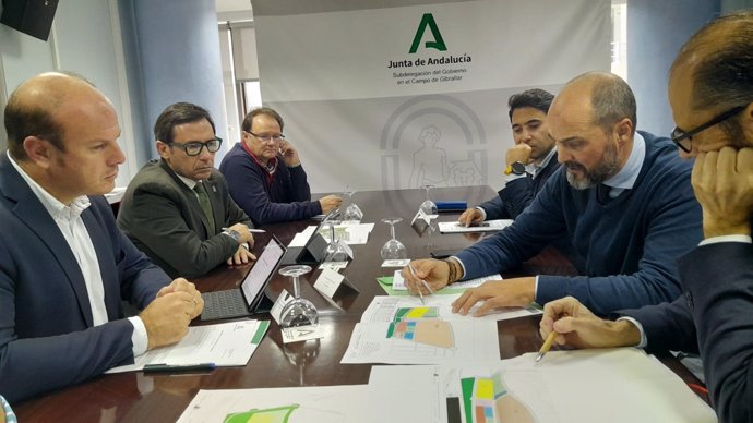 El delegado de Medio Ambiete, Óscar Curtido, y de la Junta en Campo de Gibraltar, Javier Ros, con el alcalde de Los Barrios.