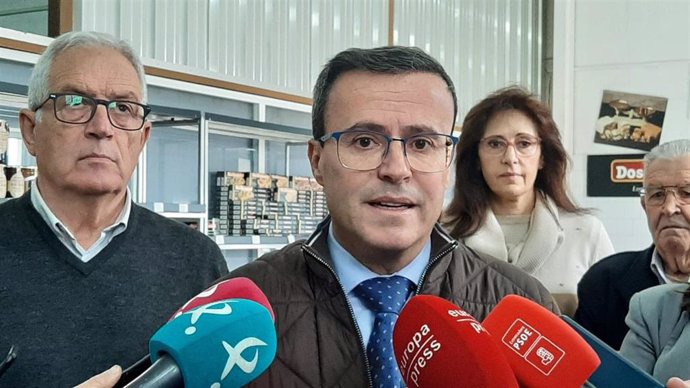 El secretario general del PSOE de Extremadura, Miguel Ángel Gallardo, atiende a los medios de comunicación en Castuera (Badajoz).