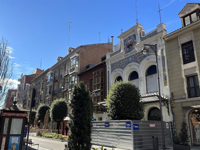 Fachada del Teatro Lope de Vega, cuyo interior se incendió en la pasada madrugada.