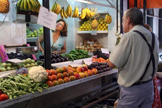 Archivo - Foto recurso de Mercado de frutas y verduras en Andalucía