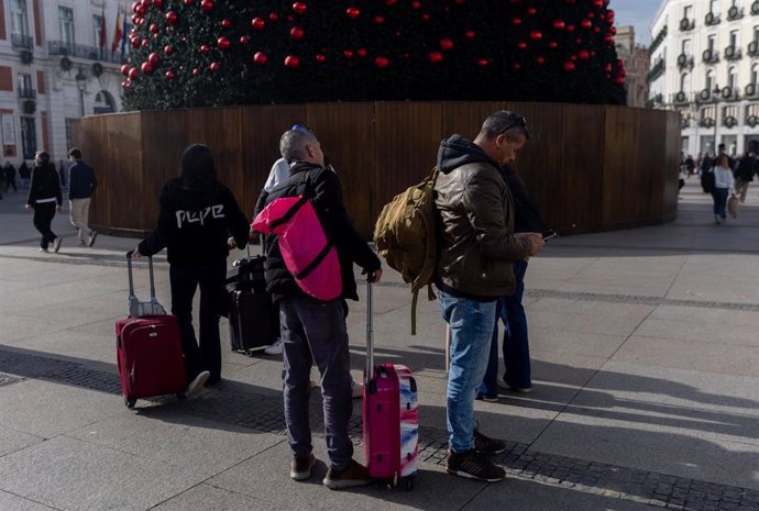 Varios turistas junto al árbol de Navidad de la Puerta del Sol, a 29 de noviembre de 2024, en Madrid (España). 