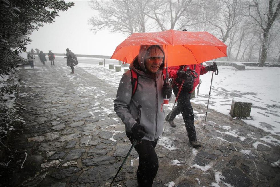 Archivo - Una persona camina con bastones y ropa de abrigo mientras nieva en la parroquia de O Cebreiro, en Pedrafita do Cebreiro, Lugo, Galicia, (España).