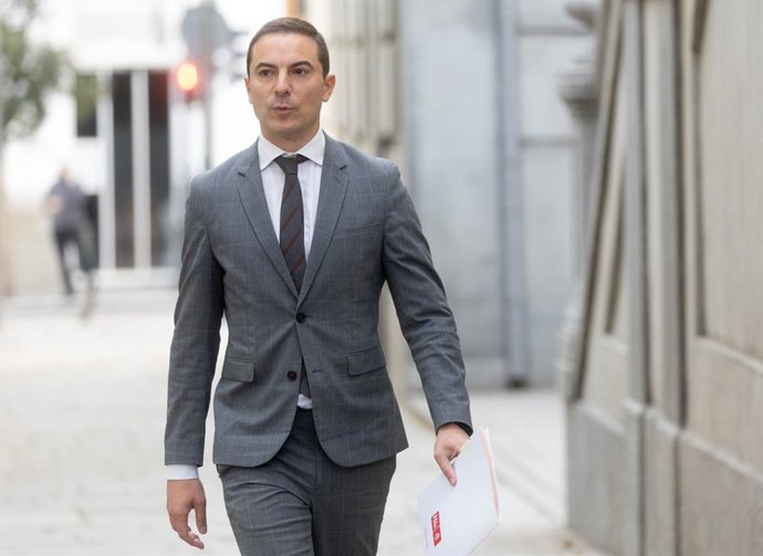 El ex secretario general del PSOE de Madrid, Juan Lobato, a su llegada a testificar en el Tribunal Supremo sobre la causa contra el fiscal general del Estado, Álvaro García Ortiz, para que aclare el papel de Moncloa al enviarle información de la pareja 