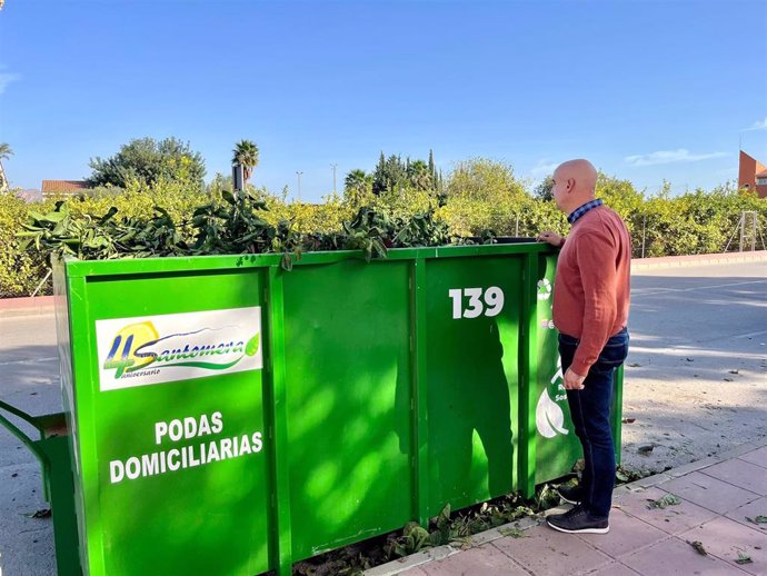 Uno de los contenedores destinados a la recogida de podas