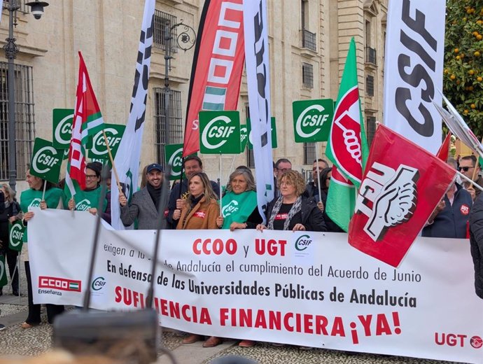 Concentración de CCOO, UGT y CSIF Andalucía en la Universidad de Sevilla.