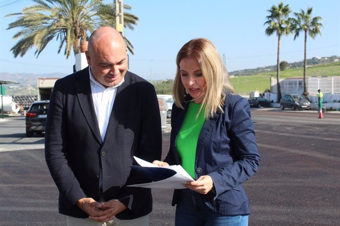 La diputada de Fomento e Infraestructuras, Nieves Atencia, ha visitado las obras junto al alcalde de Alhaurín el Grande, Anthony Bermúdez, y ha explicado que forman parte del tercer plan de refuerzo de firmes de las carreteras provinciales.