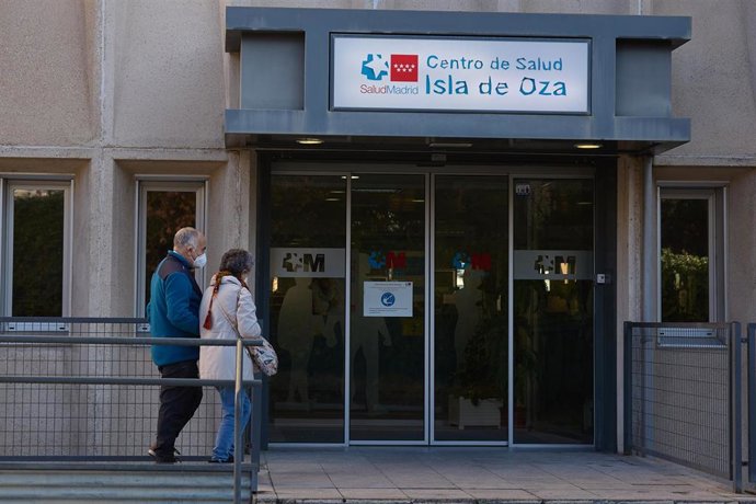 Archivo - Dos personas entran en el centro de salud 'Isla de Oza