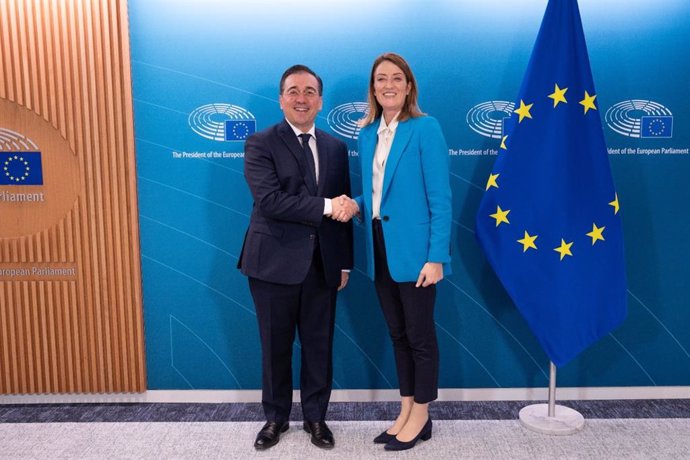 El ministro de Asuntos Exteriores, Unión Europea y Cooperación, José Manuel Albares, se reúne en Bruselas con la presidenta de la Eurocámara, Roberta Metsola