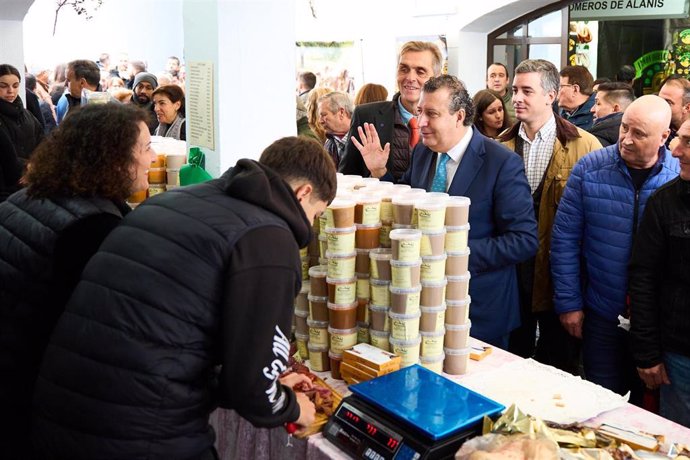 El presidente de la Diputación, en la Feria de Muestras de El Pedroso.