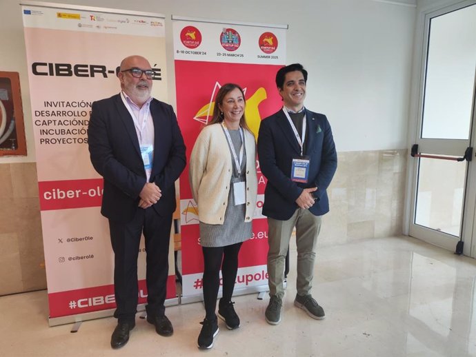 De izquierda a derecha,  Latorre,  Gómez y Corchado en el evento CIBER OLÉ en el Campus de Soria.