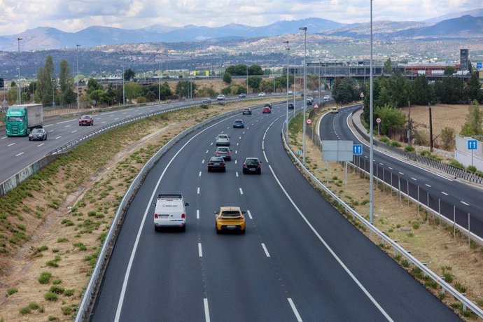 Archivo - Varios coches circulan por la A6, con motivo de la operación salida del puente de agosto, en la A6, a 14 de agosto de 2024, en Madrid (España). La Dirección General de Tráfico (DGT) prevé 8,2 millones de desplazamientos de largo recorrido coinci