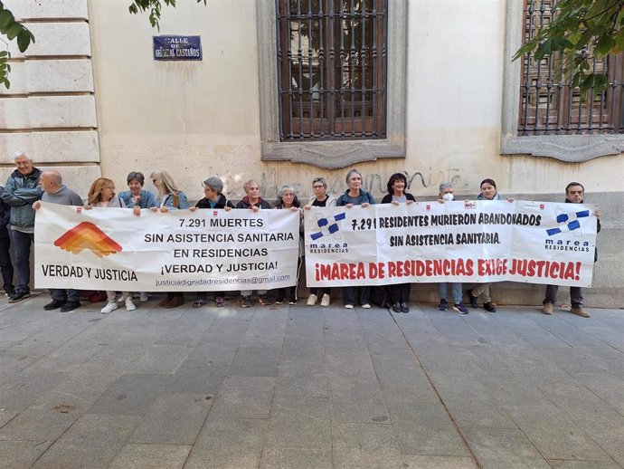 Archivo - Las asociaciones de familiares de víctimas en las residencias de Madrid presentan una denuncia ante la Fiscalía de Justicia, el jueves 10 de octubre de 2024, en Madrid.