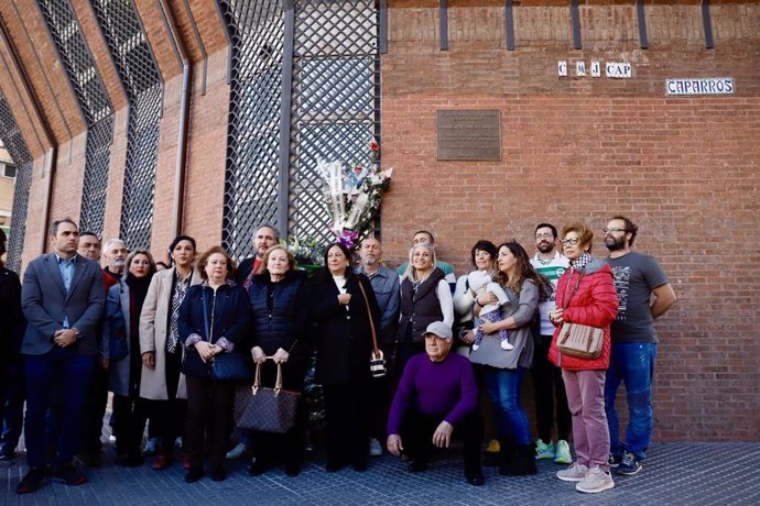 Las hermanas de Manuel José García Caparrós  Loli, Puri y Paqui, en la ofrenda floral en el lugar del fallecimiento. A 4 de diciembre de 2024, en Málaga, Andalucía (España). 