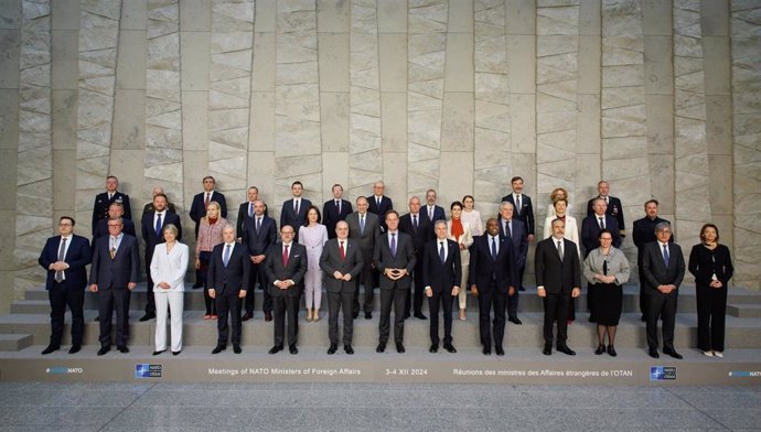 Foto de familia de los ministros de Exteriores de la OTAN tras una reunión en Bruselas