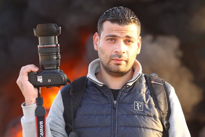 El fotógrafo sirio Anas Al Jarbutli, de la agencia alemana de noticias DPA, muerto en un bombardeo en los alrededores de Hama, Siria (archivo)