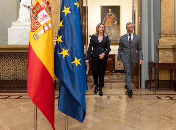 La portavoz del PP en el Senado, Alicia García y el diputado del PP Juan Bravo, llegan a una rueda de prensa, en el Senado, a 4 de diciembre de 2024, en Madrid (España).  Durante su comparecencia, ha presentado las enmiendas del Partido Popular al pacto f