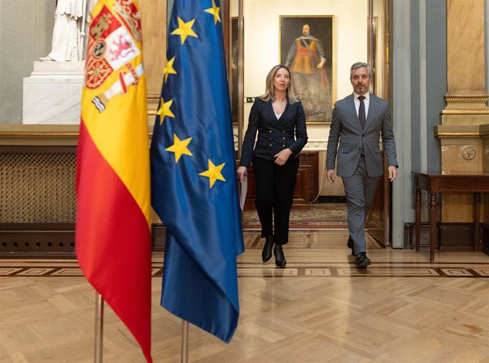 La portavoz del PP en el Senado, Alicia García y el diputado del PP Juan Bravo, llegan a una rueda de prensa, en el Senado, a 4 de diciembre de 2024, en Madrid (España).  Durante su comparecencia, ha presentado las enmiendas del Partido Popular al pacto