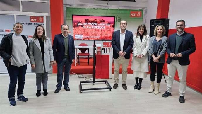 El diputado provincial del PSOE y alcalde de Cuevas Bajas, Manuel Lara, ha presentado en Antequera la campaña de su formación para reivindicar que la Diputación asuma el dinero que los municipios menores de 10.000 habitantes pagan al Consorcio de Residuos