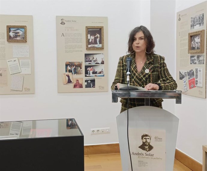 La concejala de Cultura del Ayuntamiento de Gijón, Montserrat López Moro, presenta la exposición 'Andrés Solar: El llabrador de pallabres', en la sala 3 del Centro de Cultura Antiguo Instituto (CCAI).