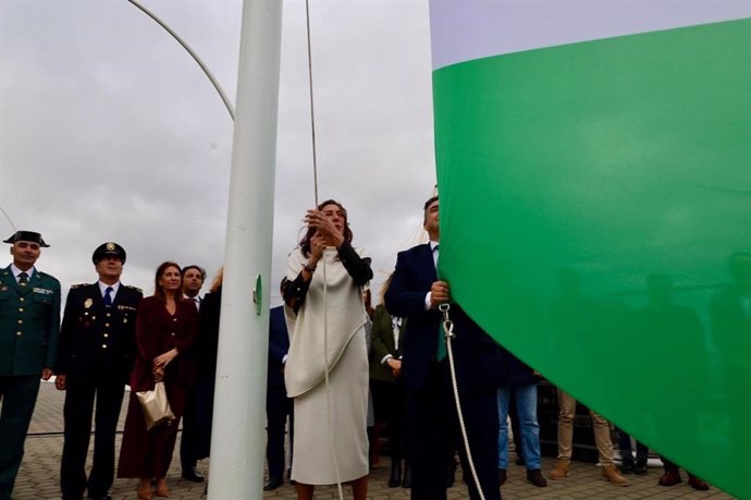 La consejera de Inclusión Social, Juventud, Familias e Igualdad, Loles López, en el izado de la bandera de Andalucia en Huelva.