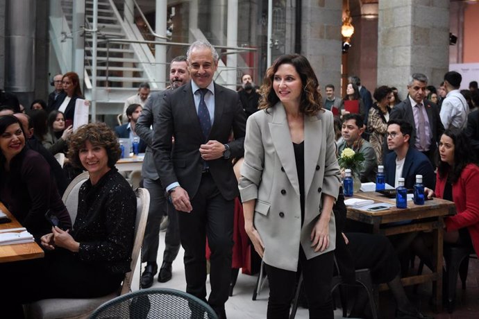 La presidenta de la Comunidad de Madrid, Isabel Díaz Ayuso, a su llegada al acto de entrega de la I edición de los Premios Lito de Hostelería Madrid, en la Real Casa de Correos, a 4 de diciembre de 2024, en Madrid (España). Los LITO son los primeros premi