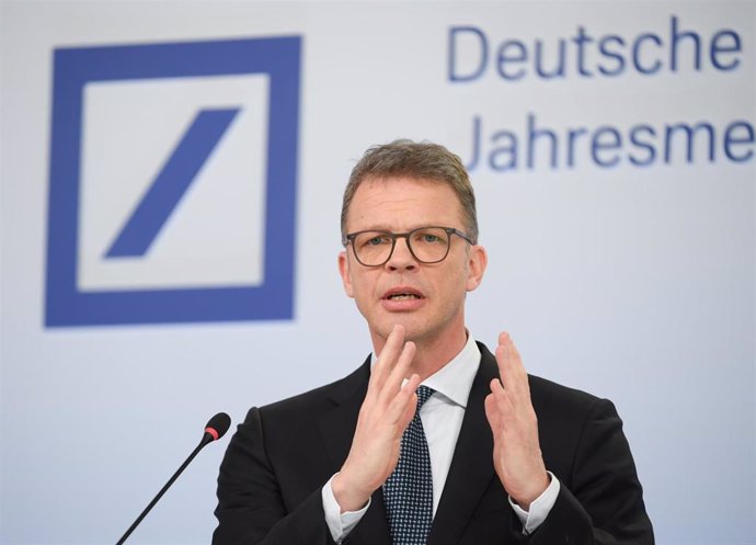 Archivo - FILED - 30 January 2020, Hessen, Frankfurt_Main: Christian Sewing, Chairman of the Management Board of Deutsche Bank, will speak during the annual media conference at the bank's headquarters. Christian Sewing advised companies to Use the coronav