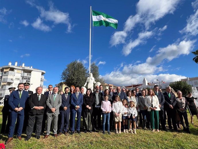 La delegada del Gobierno andaluz, Patricia Navarro, preside el acto institucional del Día de la Bandera de Andalucía, junto al alcalde de Vélez-Málaga, Jesús Lupiáñez.