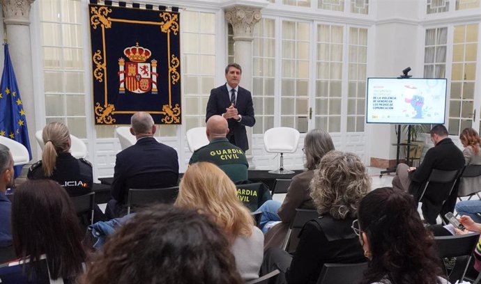 El delegado del Gobierno de España en Andalucía, Pedro Fernández, inaugura la 'Jornada sobre tratamiento informativo de la Violencia de Género en los Medios de Comunicación'.