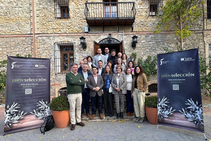 Reyes y otras autoridades, junto al panel de cata de los Jaén Selección 2025.