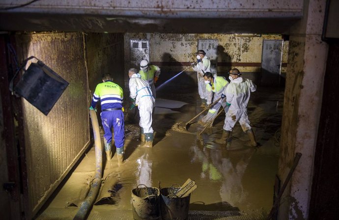 Imatge d'arxiu de tasques d'extracció de llot en un espai confinat en una localitat afectada per la dana