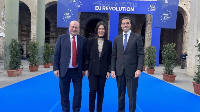 Andoni Ortuzar, la eurodiputada Ohiane Agirregoitia, y el lehendakari, Imanol Pradales