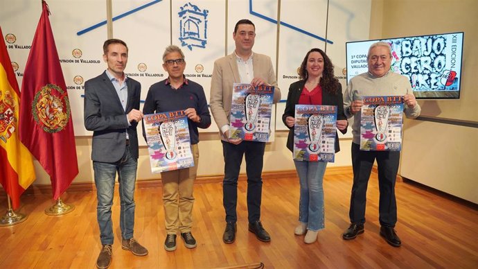 Archivo - El diputado de Deportes y Juventud, Javier González, acompañado por los representantes municipales de Tudela de Duero, Santibañez de Valcorba y Traspinedo, junto con representantes del Club Tudela Bike, Jorge David Hernando