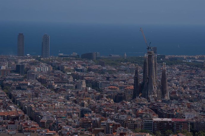 Archivo - Vista panorámica de Barcelona, con La Basílica de la Sagrada Familia al fondo, a 5 de agosto de 2024, en Barcelona, Catalunya (España).